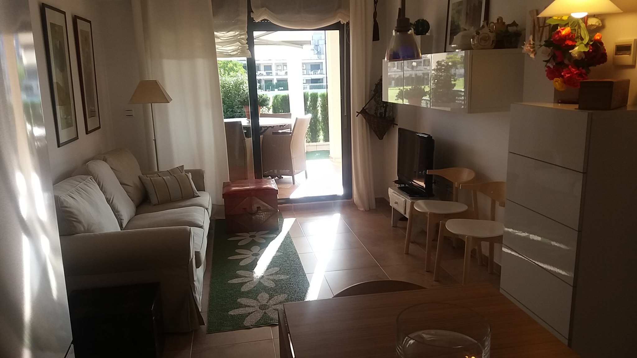 SE ALQUILA apartamento Bajo con jardin 4/6 personas