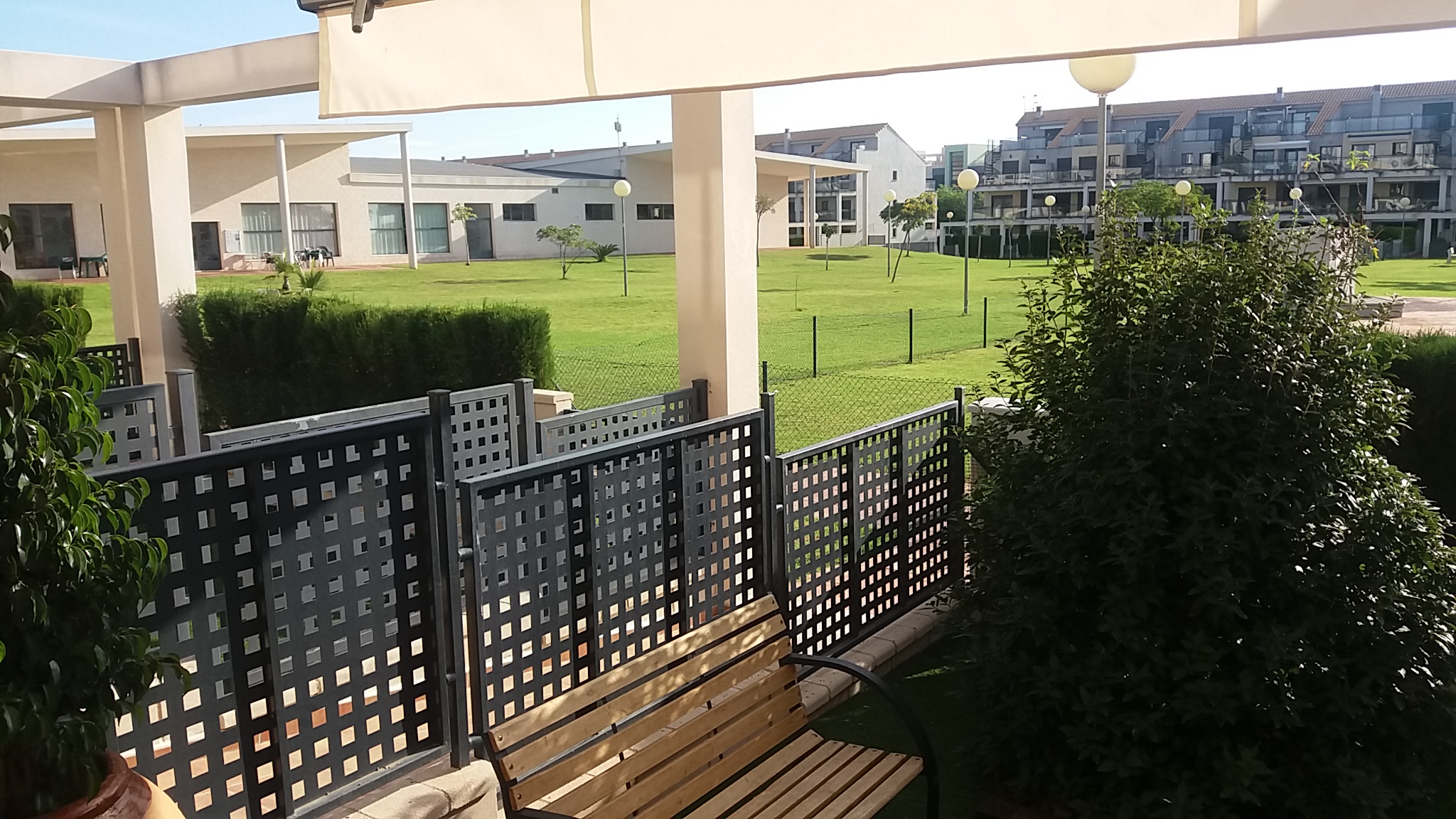 SE ALQUILA apartamento Bajo con jardin 4/6 personas