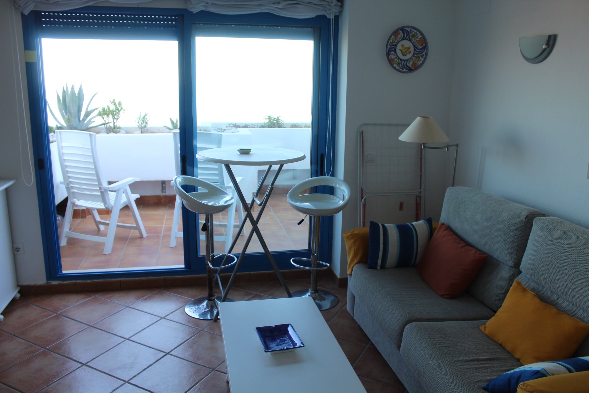 SE ALQUILA Apartamento con vistas al mar y piscina