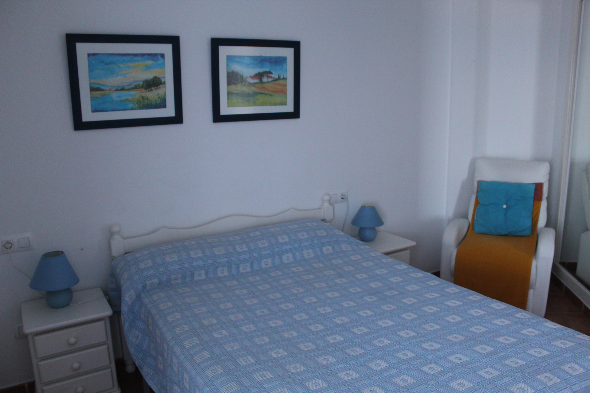 SE ALQUILA Apartamento con vistas al mar y piscina