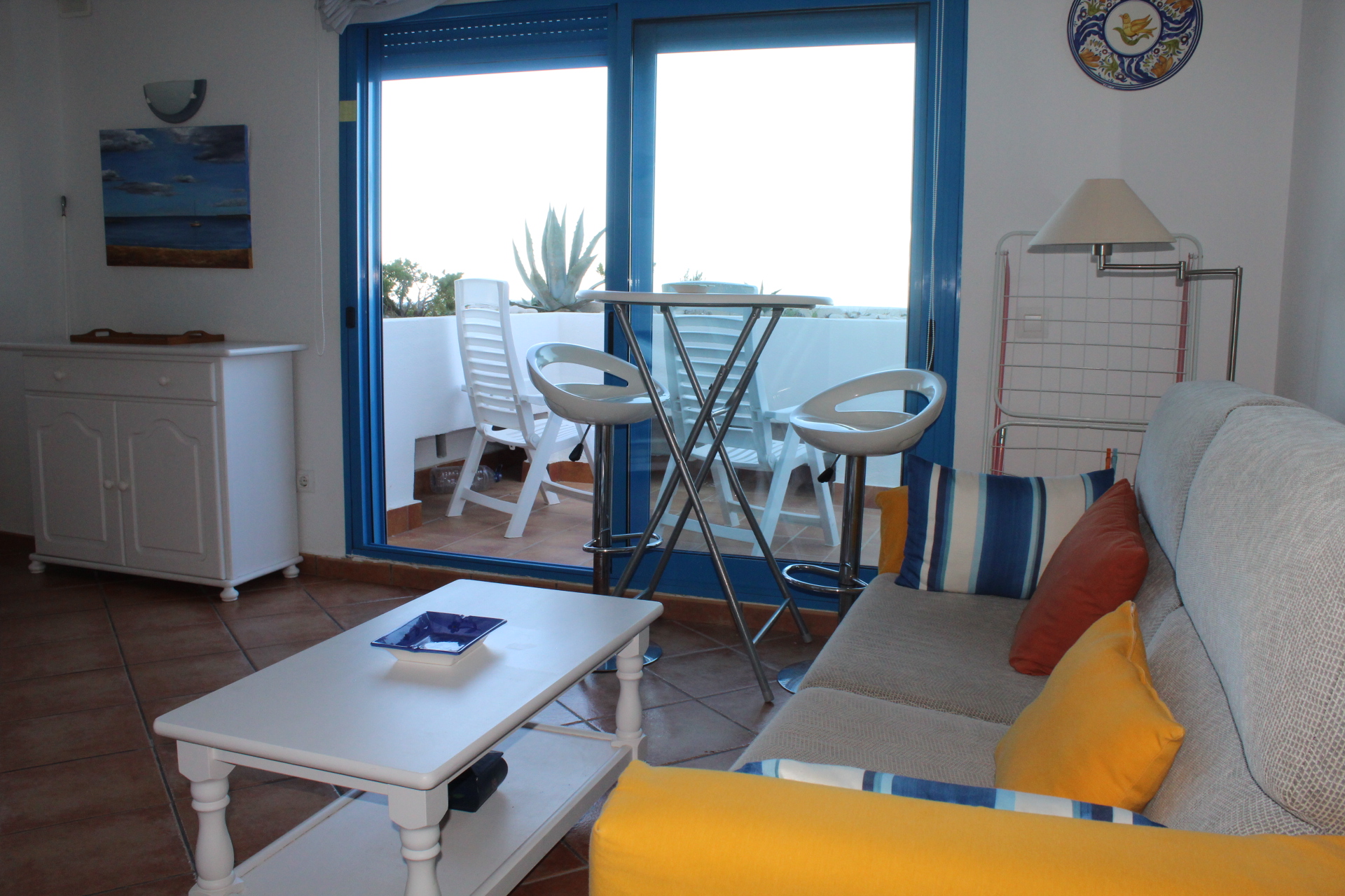 SE ALQUILA Apartamento con vistas al mar y piscina