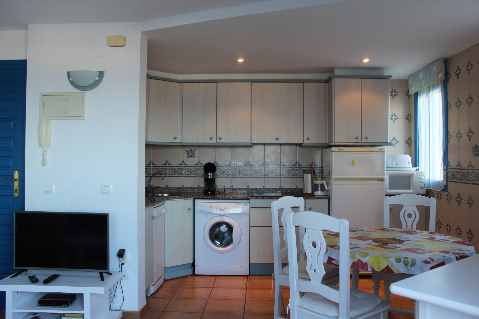 SE ALQUILA Apartamento con vistas al mar y piscina