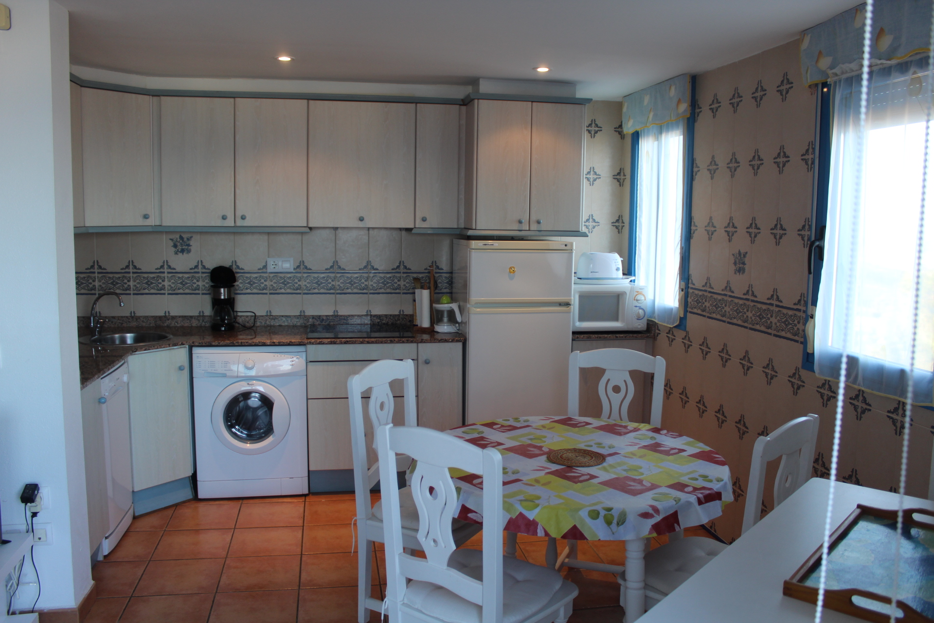 SE ALQUILA Apartamento con vistas al mar y piscina