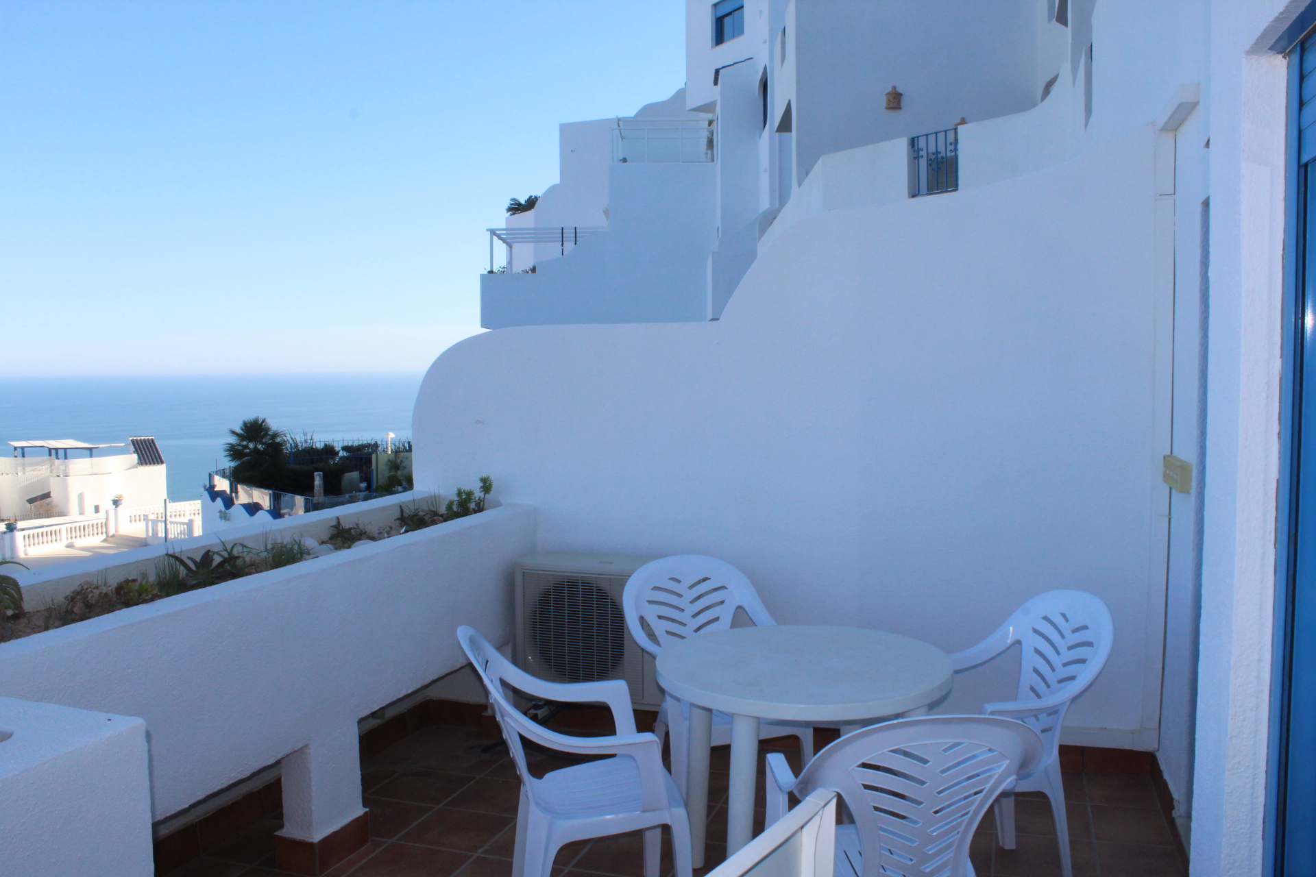 SE ALQUILA Apartamento con vistas al mar y piscina