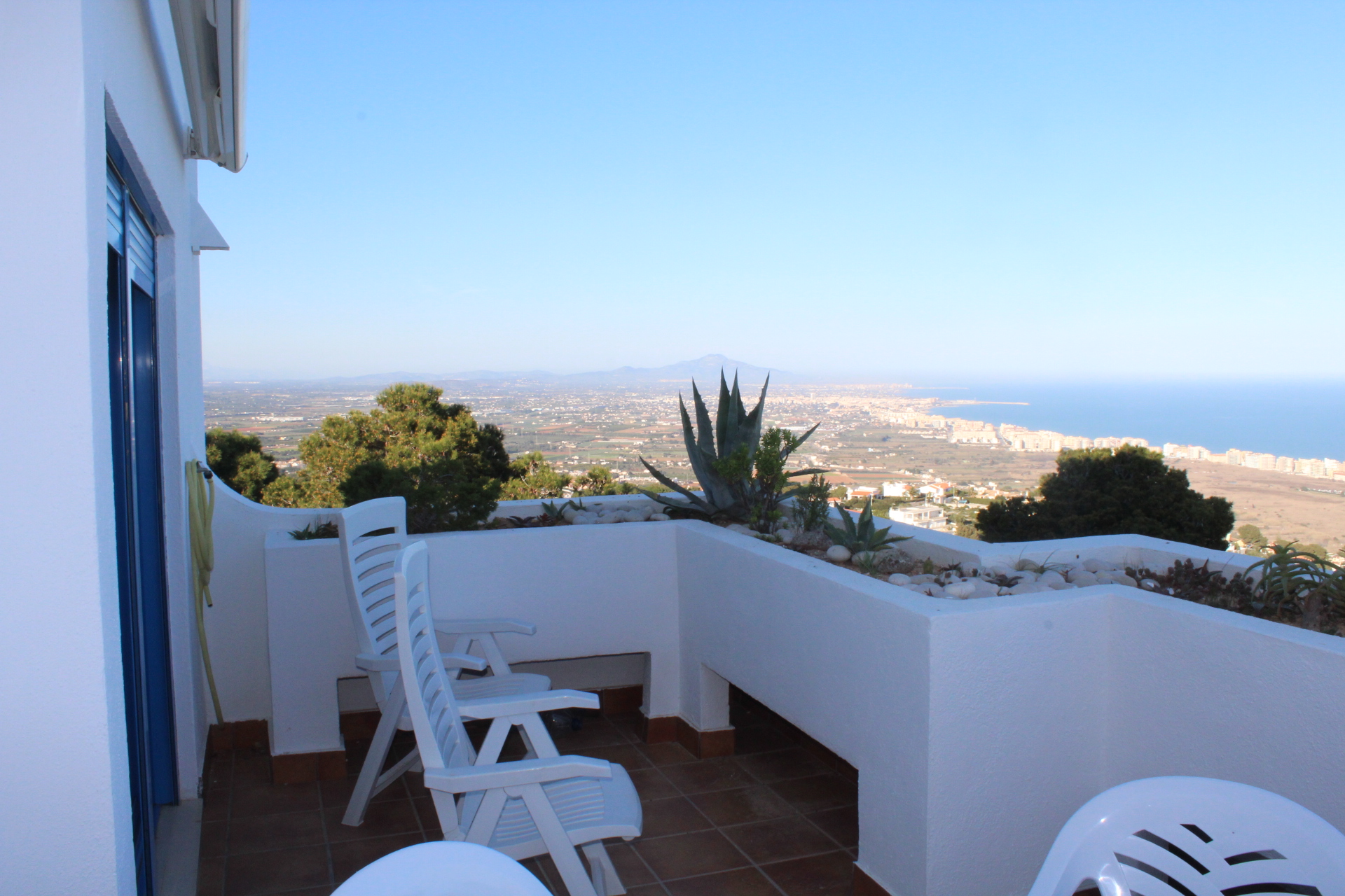 SE ALQUILA Apartamento con vistas al mar y piscina