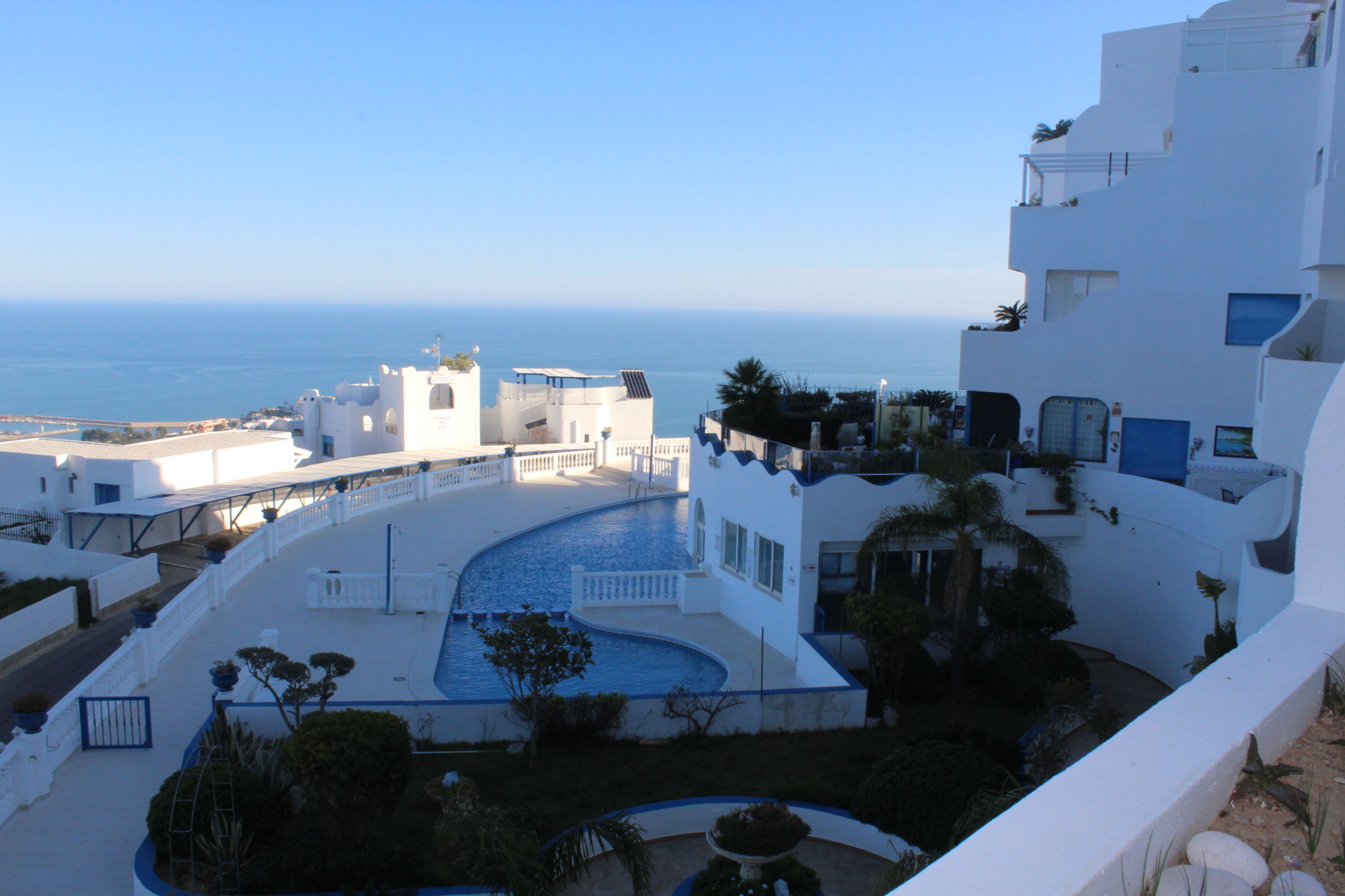 SE ALQUILA Apartamento con vistas al mar y piscina