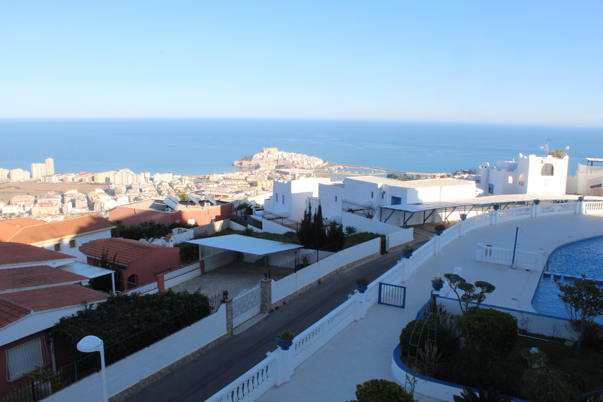 SE ALQUILA Apartamento con vistas al mar y piscina