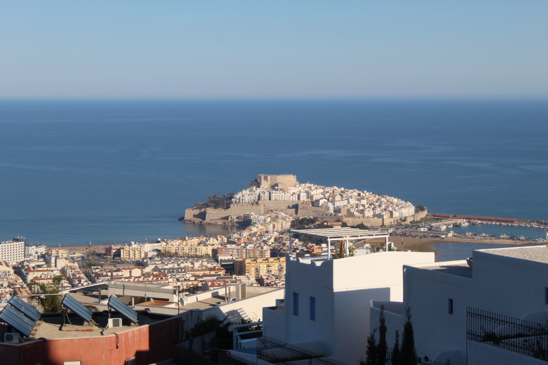 SE ALQUILA Apartamento con vistas al mar y piscina