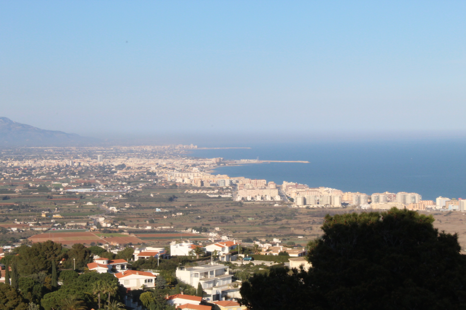 SE ALQUILA Apartamento con vistas al mar y piscina