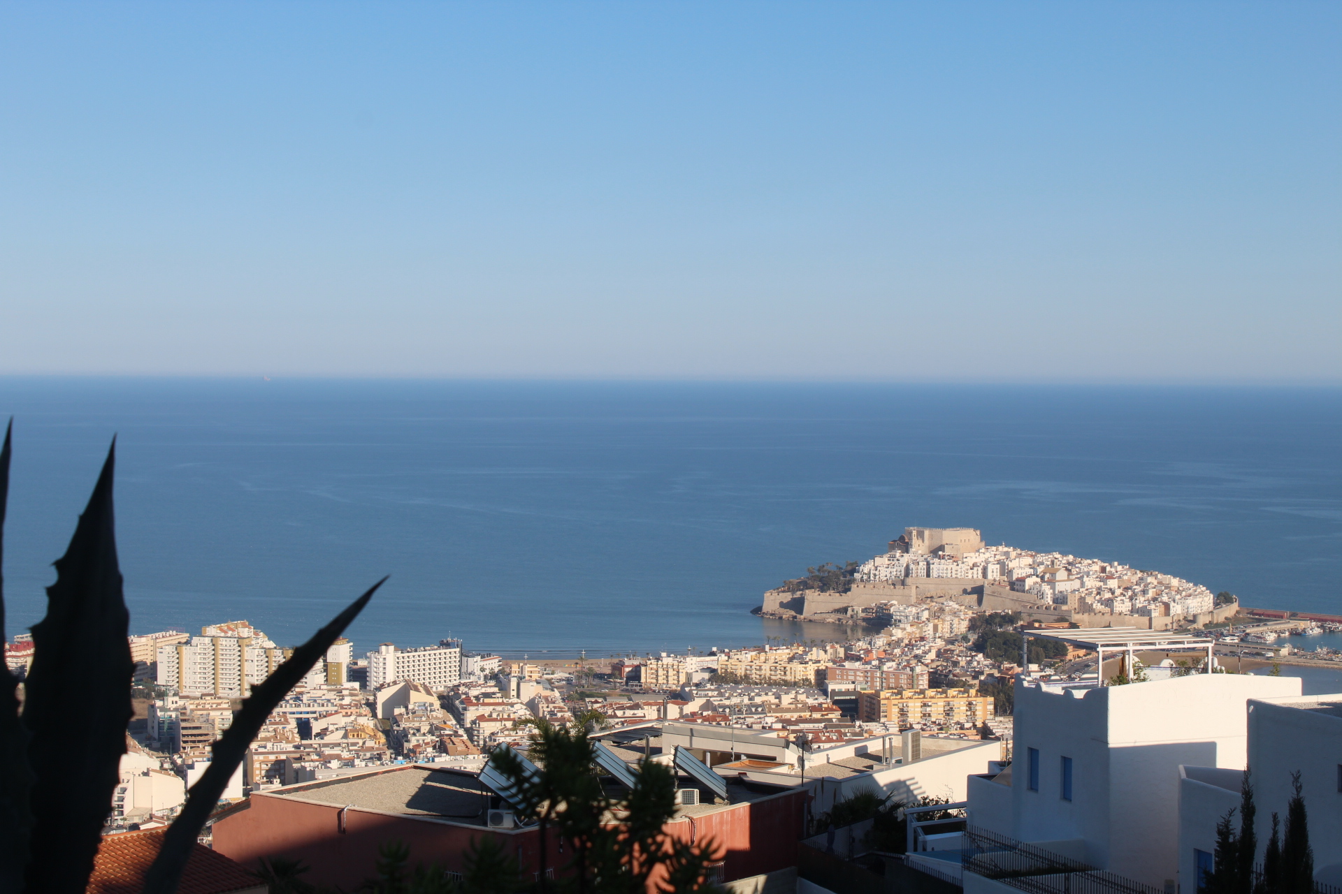 SE ALQUILA Apartamento con vistas al mar y piscina
