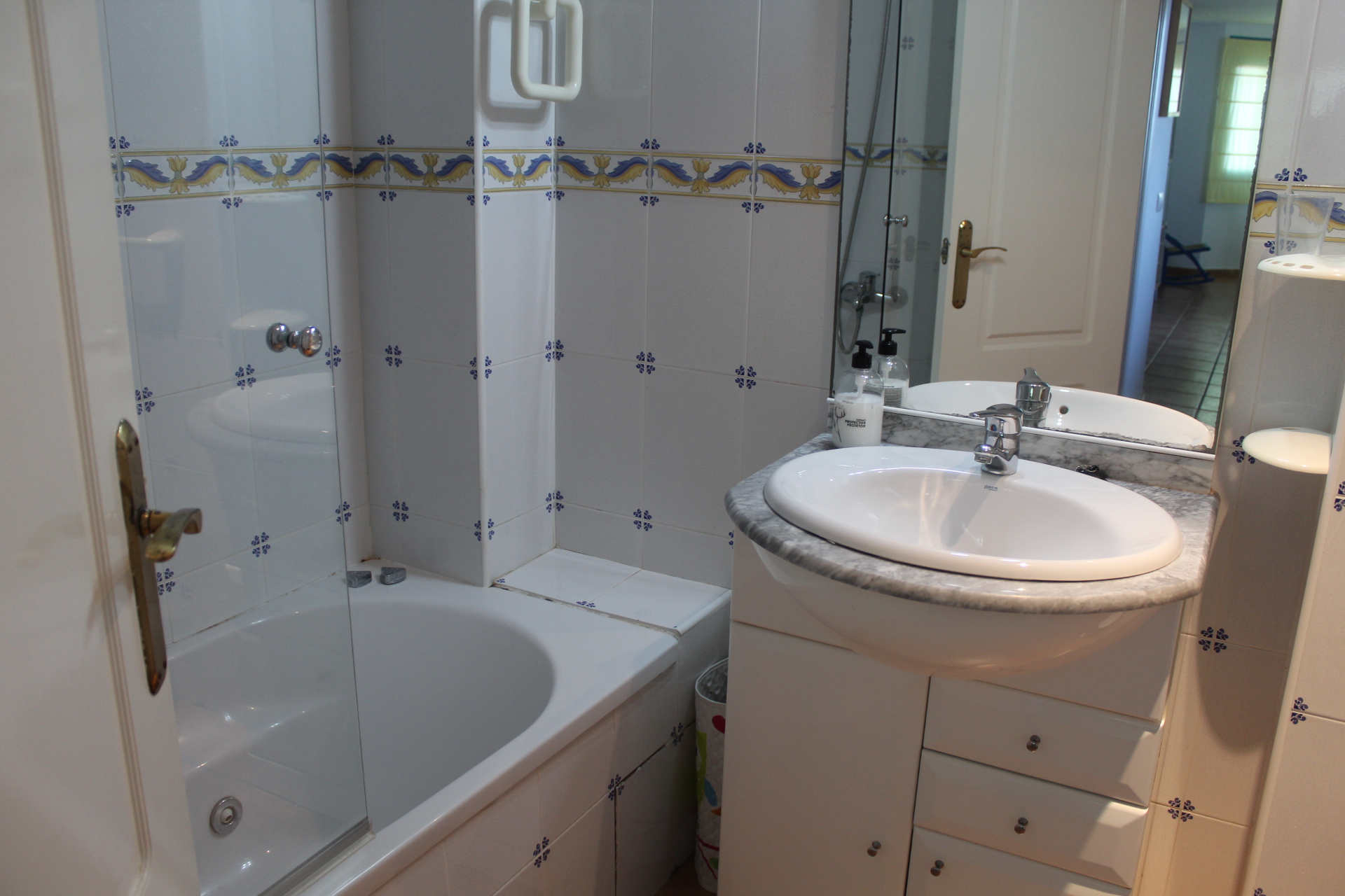 SE ALQUILA apartamento para 4 pers