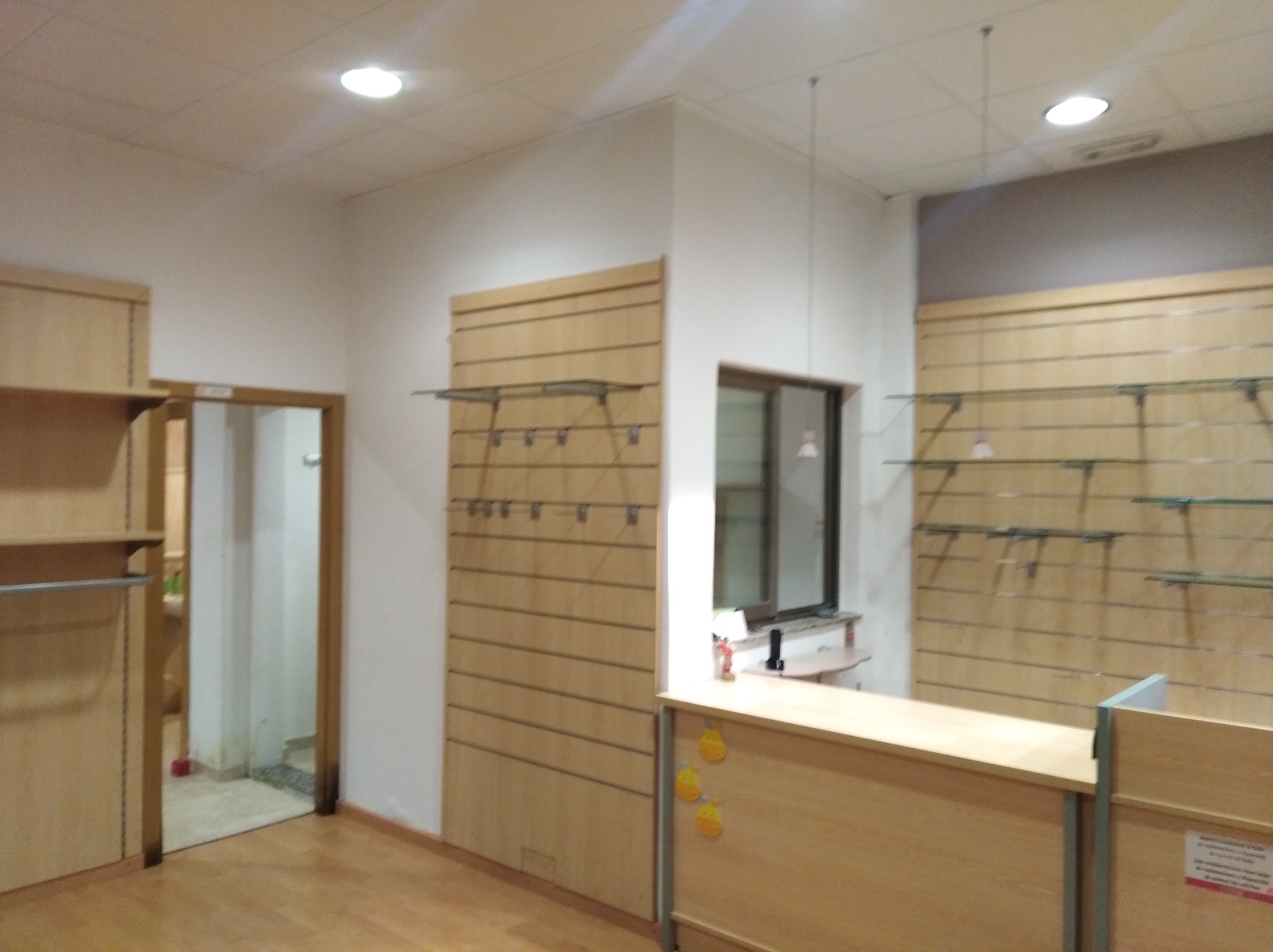 Se alquila Local de 100m2 en el centro de Benicarló