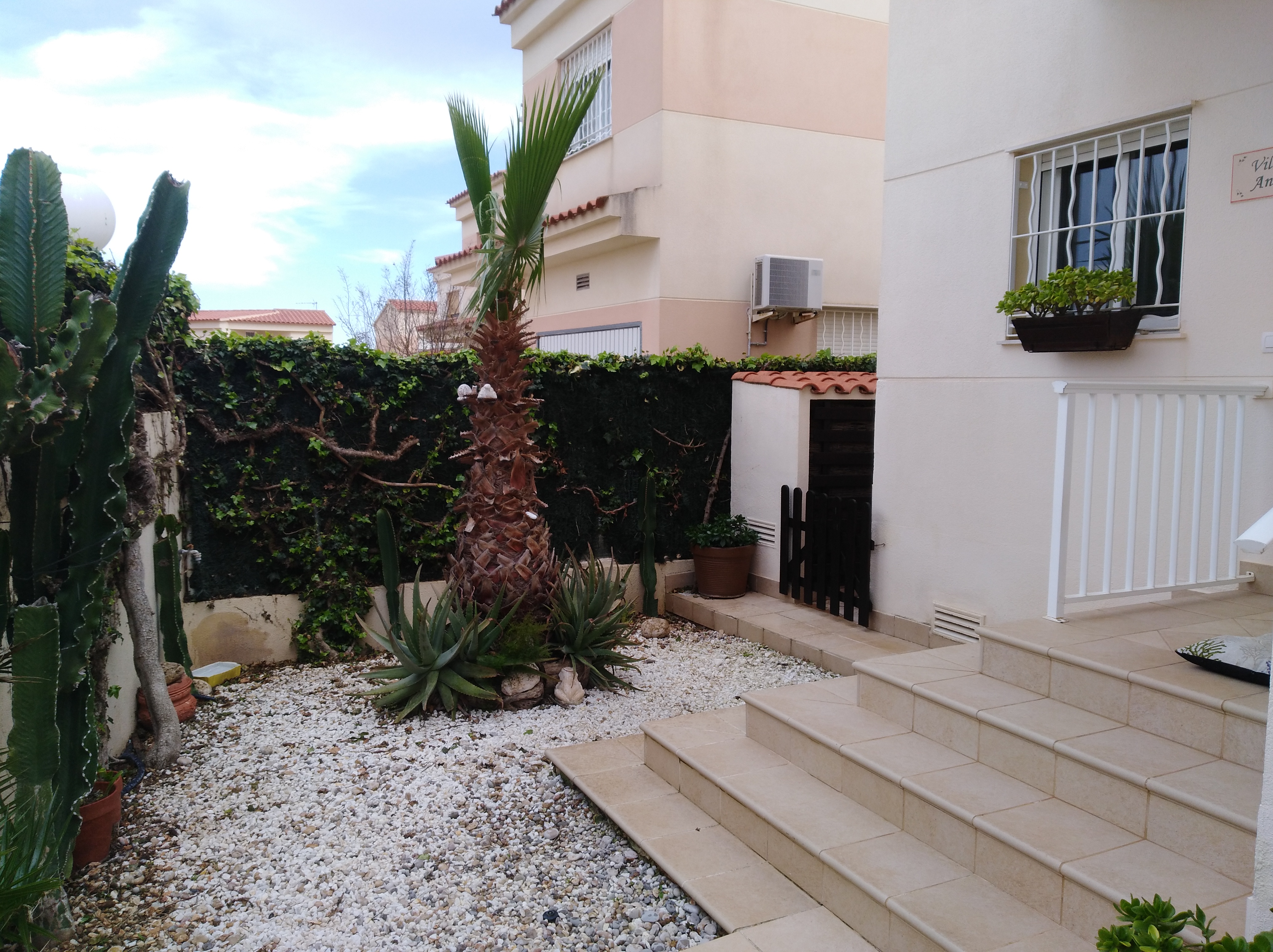 SE VENDE CHALET individual con piscina