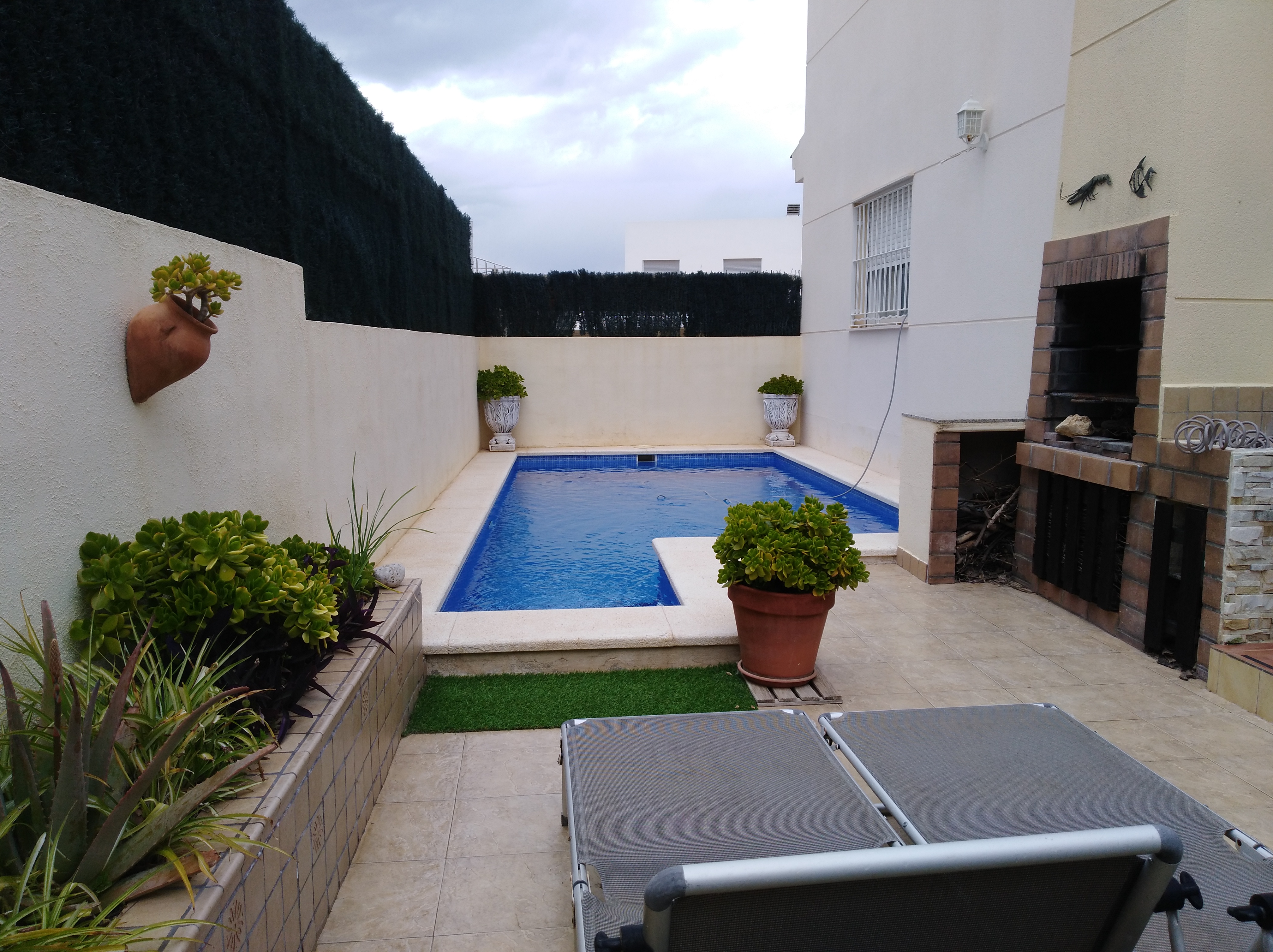 SE VENDE CHALET individual con piscina